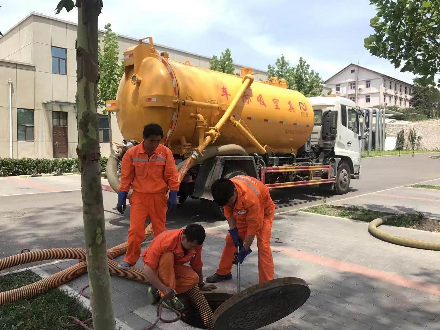 昌平管道疏通车停在窨井附近